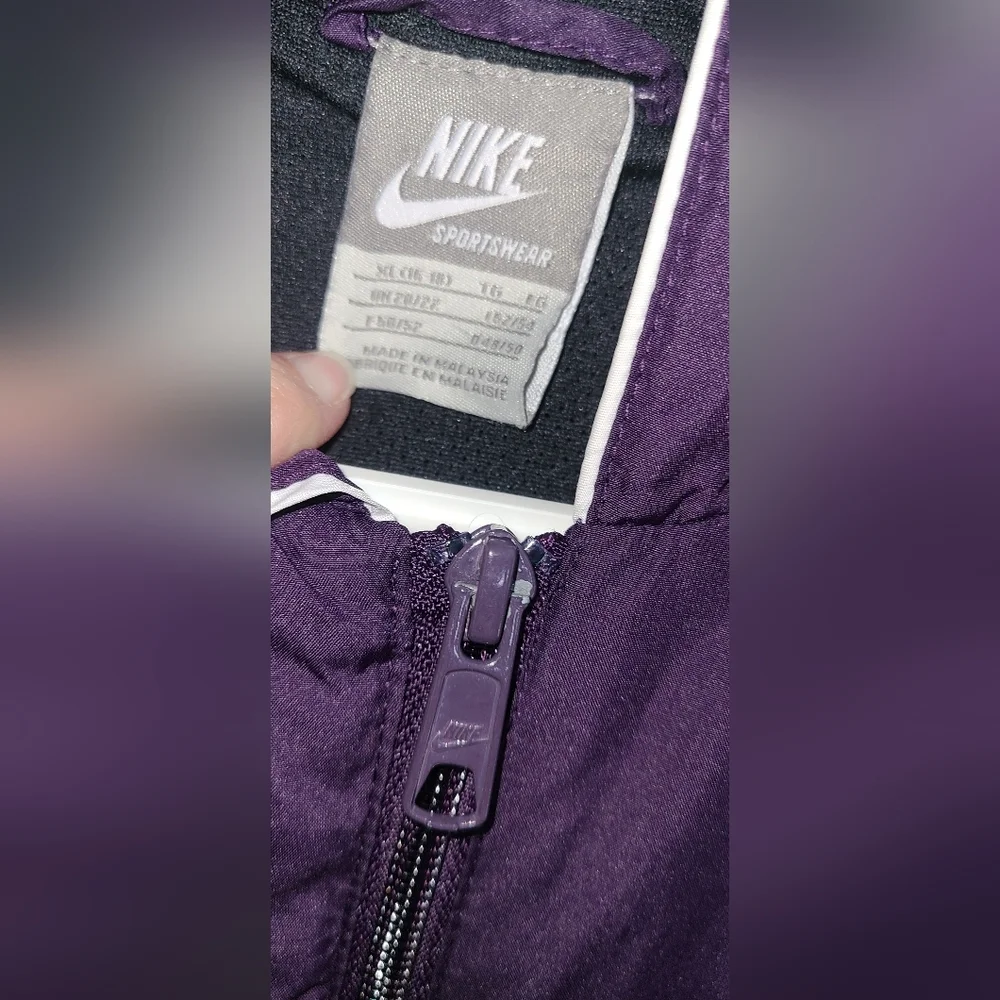 NIKE SPORTSWEAR XL dark purplewindbreaker jacket EUC‎